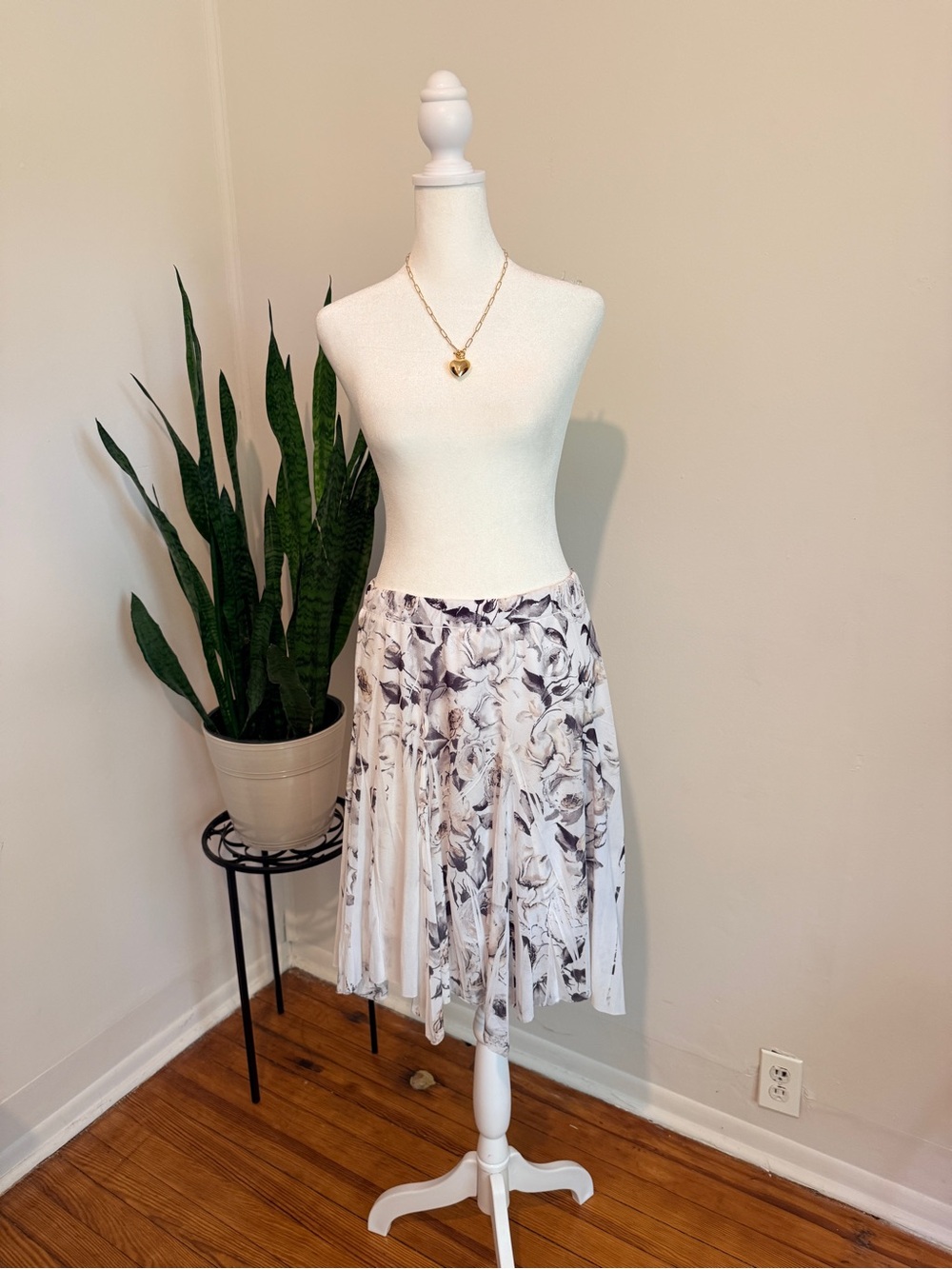Maurices Floral Circle Skirt White Gray Asymmetrical Hem Flowy Elastic Waist M‎